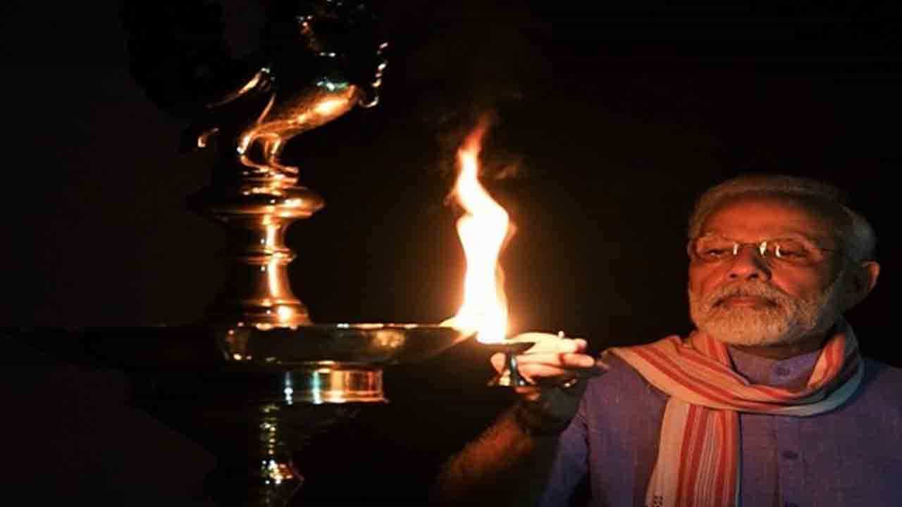 ಯೋಧರ ಜತೆ ದೀಪಾವಳಿ: ಜೈಸಲ್ಮೇರ್ನಲ್ಲಿ ಯೋಧರಿಗೆ ಜೈ ಜೈ ಅನ್ನಲಿರುವ ಪ್ರಧಾನಿ ಮೋದಿ ಯೋಧರ ಜತೆ ದೀಪಾವಳಿ: ಜೈಸಲ್ಮೇರ್ನಲ್ಲಿ ಯೋಧರಿಗೆ ಜೈ ಜೈ ಅನ್ನಲಿರುವ ಪ್ರಧಾನಿ ಮೋದಿ