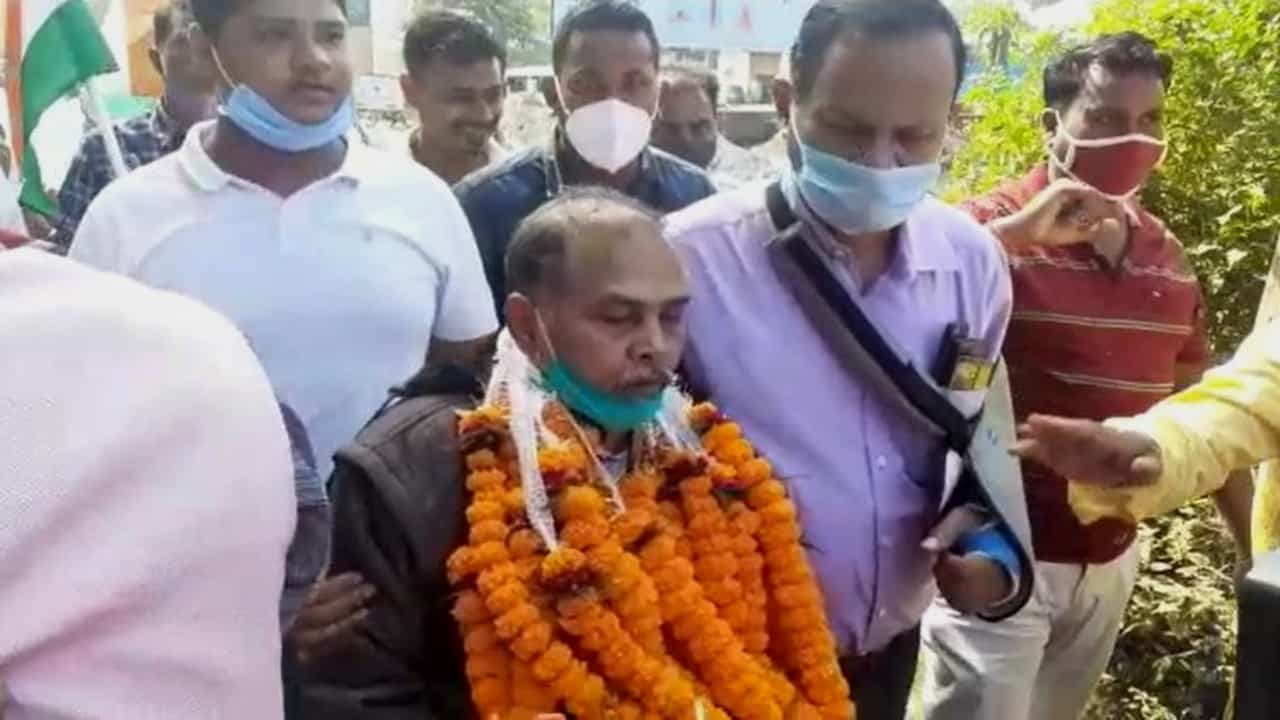 ಪಾಕ್ ಜೈಲಿನಲ್ಲಿ 20 ವರ್ಷ ಪರದಾಟ; ಭಾರತಕ್ಕೆ ಮರಳಿ.. ಮನೆಯವರಿಗಾಗಿ ಹುಡುಕಾಟ! ಪಾಕ್ ಜೈಲಿನಲ್ಲಿ 20 ವರ್ಷ ಪರದಾಟ; ಭಾರತಕ್ಕೆ ಮರಳಿ.. ಮನೆಯವರಿಗಾಗಿ ಹುಡುಕಾಟ!