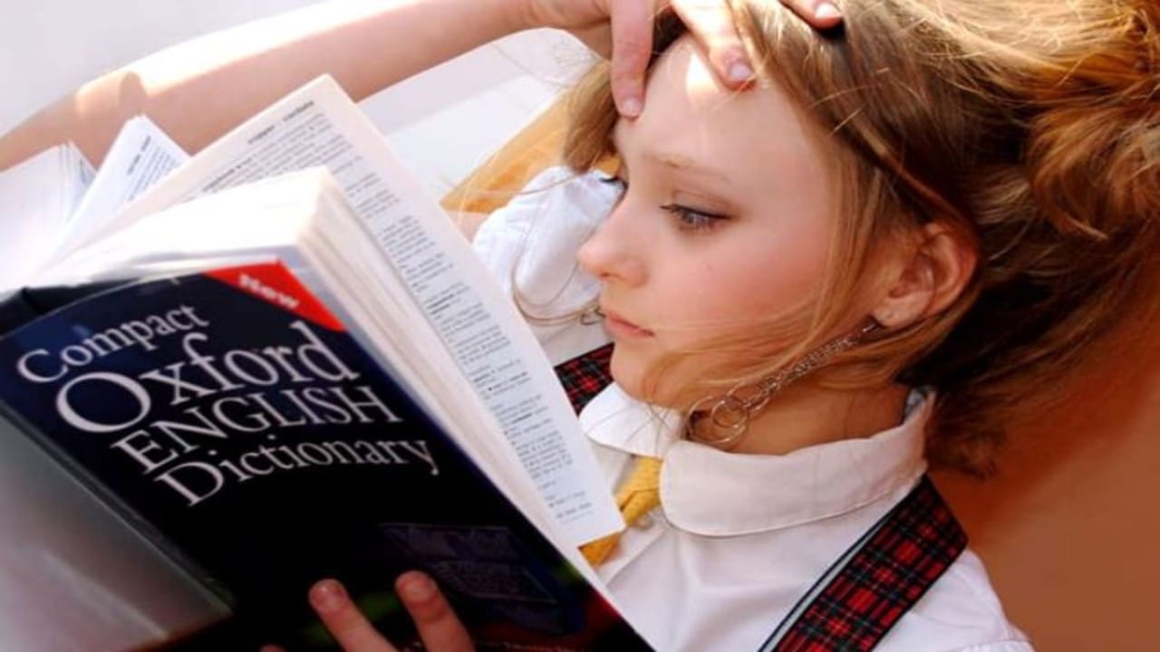 ಮಹಿಳೆ ಪದಕ್ಕೆ ಸಮಾನಾರ್ಥಕವಾಗಿದ್ದ ಅವಾಚ್ಯ ಶಬ್ದಗಳನ್ನು ಕೈಬಿಟ್ಟ ಆಕ್ಸ್ಫರ್ಡ್ ನಿಘಂಟು! ಮಹಿಳೆ ಪದಕ್ಕೆ ಸಮಾನಾರ್ಥಕವಾಗಿದ್ದ ಅವಾಚ್ಯ ಶಬ್ದಗಳನ್ನು ಕೈಬಿಟ್ಟ ಆಕ್ಸ್ಫರ್ಡ್ ನಿಘಂಟು!