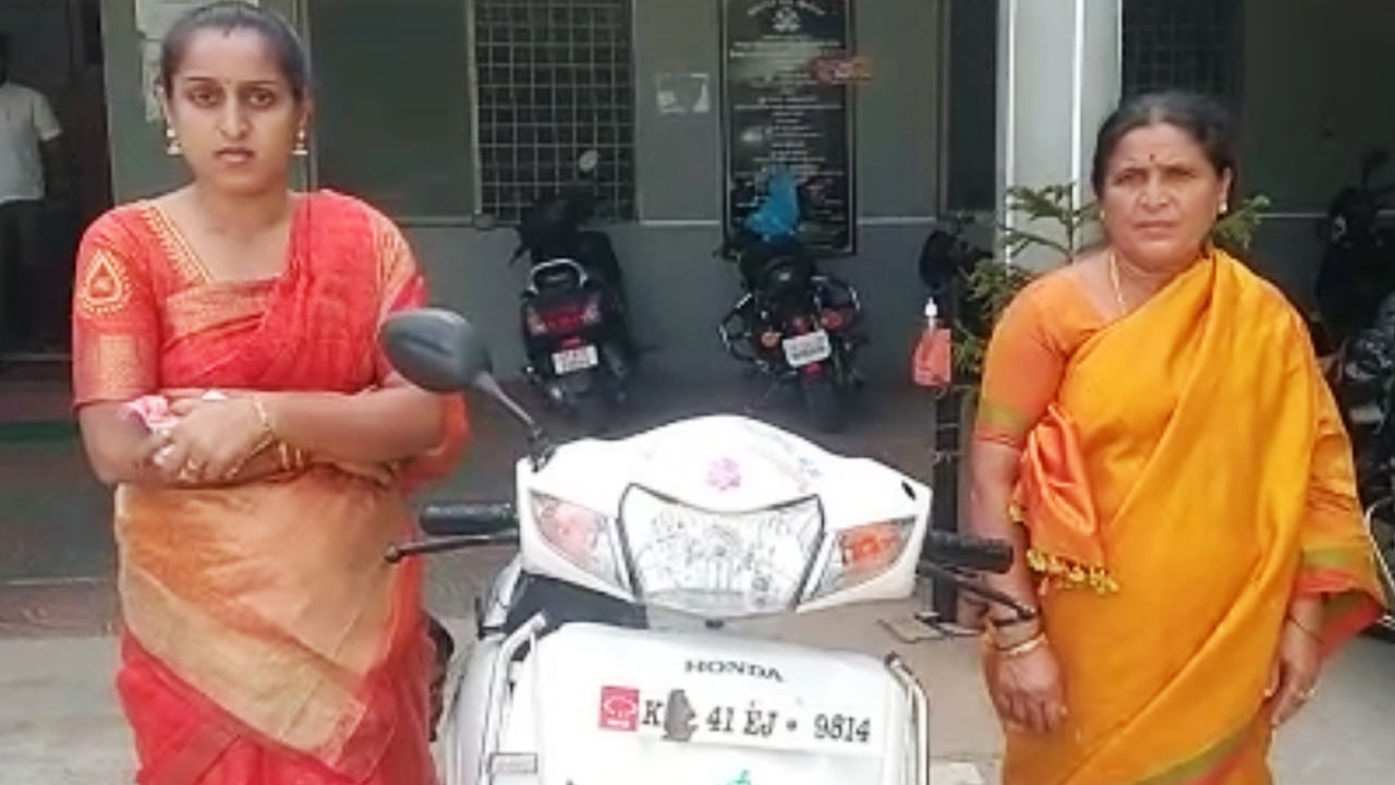 ತಾಯಿ-ಮಗಳಿದ್ದ ಸ್ಕೂಟರ್ಗೆ ಬೈಕ್ ಗುದ್ದಿಸಿ.. ಚಿನ್ನಾಭರಣ ದೋಚಿ ಪರಾರಿ! ತಾಯಿ-ಮಗಳಿದ್ದ ಸ್ಕೂಟರ್ಗೆ ಬೈಕ್ ಗುದ್ದಿಸಿ.. ಚಿನ್ನಾಭರಣ ದೋಚಿ ಪರಾರಿ!