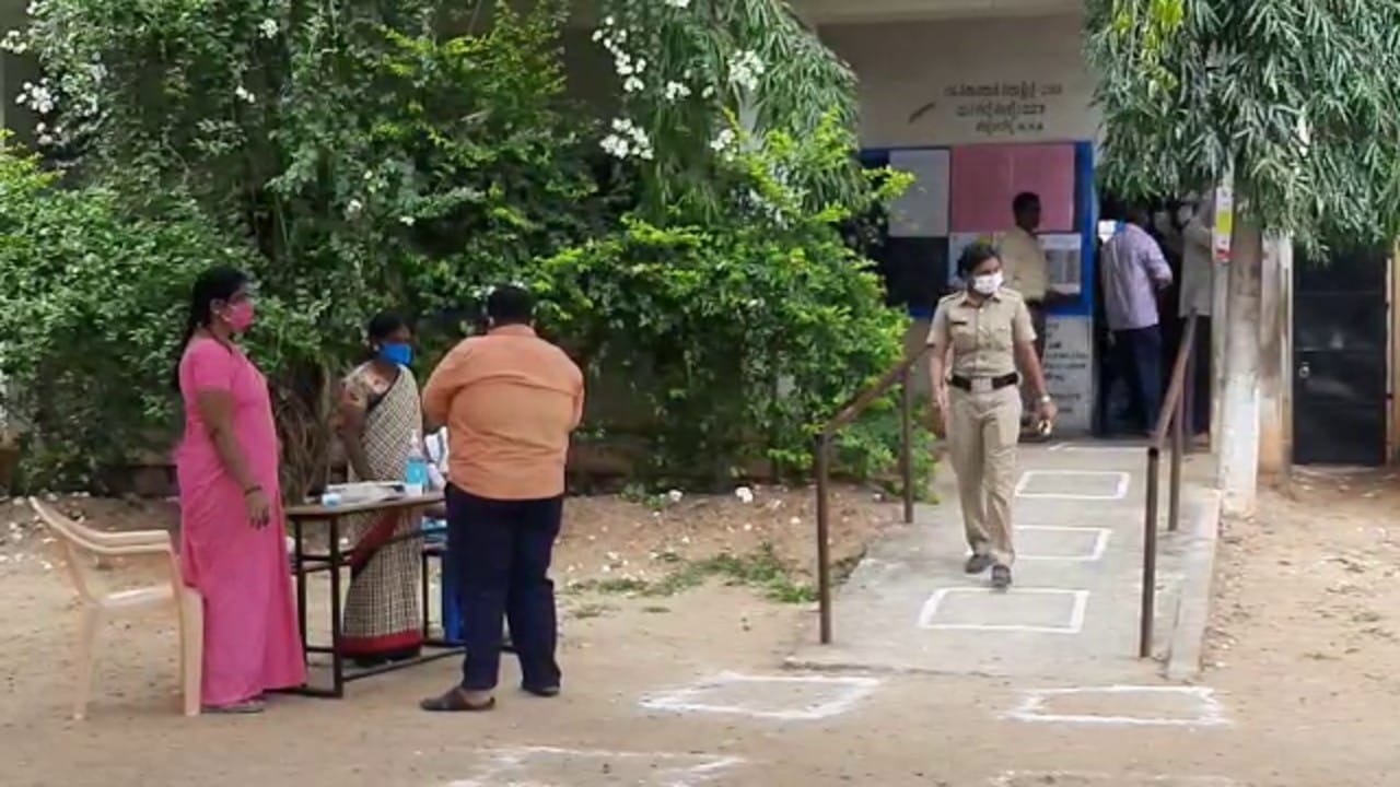 ಬೈ ಎಲೆಕ್ಷನ್: ಶಿರಾ ಬಂಪರ್ ಮತದಾನ, ರಾಜರಾಜೇಶ್ವರಿ ನಗರ ನೀರಸ ನೀರಸ ಬೈ ಎಲೆಕ್ಷನ್: ಶಿರಾ ಬಂಪರ್ ಮತದಾನ, ರಾಜರಾಜೇಶ್ವರಿ ನಗರ ನೀರಸ ನೀರಸ