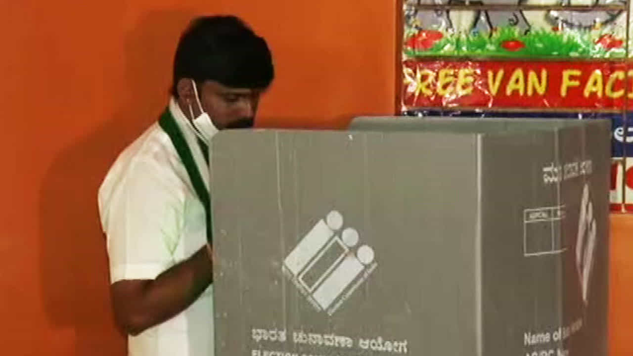 2 ಕ್ಷೇತ್ರಗಳಲ್ಲಿ ಮತದಾನ ಆರಂಭ, ಕುಟುಂಬಸ್ಥರ ಜತೆ ಆಗಮಿಸಿ ಕೃಷ್ಣಮೂರ್ತಿ ವೋಟಿಂಗ್