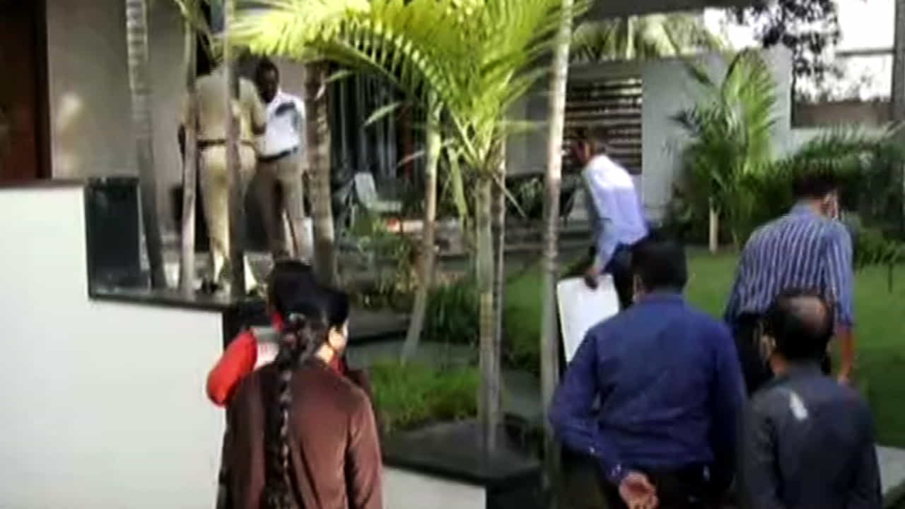 ಬಂಧನ ಬೆನ್ನಲ್ಲೇ ರೋಷನ್ ಮನೆ ಮೇಲೆ CBI ರೇಡ್, ಪುತ್ರ ರುಮಾನ್ ಕಚೇರಿ ಮೇಲೂ ದಾಳಿ ಬಂಧನ ಬೆನ್ನಲ್ಲೇ ರೋಷನ್ ಮನೆ ಮೇಲೆ CBI ರೇಡ್, ಪುತ್ರ ರುಮಾನ್ ಕಚೇರಿ ಮೇಲೂ ದಾಳಿ
