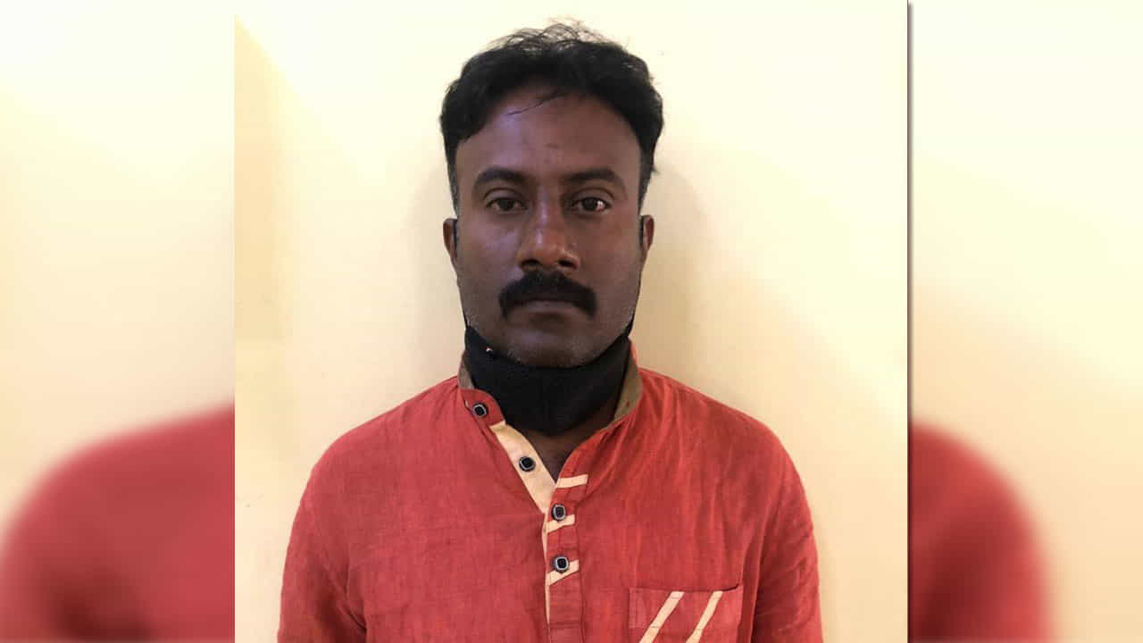 ಲಾಡ್ಜ್ನಲ್ಲಿ ಯುವತಿ ಜೊತೆಗಿದ್ದ ಉದ್ಯಮಿಗೆ ಬ್ಲಾಕ್ಮೇಲ್: ನಕಲಿ CCB ಇನ್ಸ್ಪೆಕ್ಟರ್ ಅರೆಸ್ಟ್ ಲಾಡ್ಜ್ನಲ್ಲಿ ಯುವತಿ ಜೊತೆಗಿದ್ದ ಉದ್ಯಮಿಗೆ ಬ್ಲಾಕ್ಮೇಲ್: ನಕಲಿ CCB ಇನ್ಸ್ಪೆಕ್ಟರ್ ಅರೆಸ್ಟ್