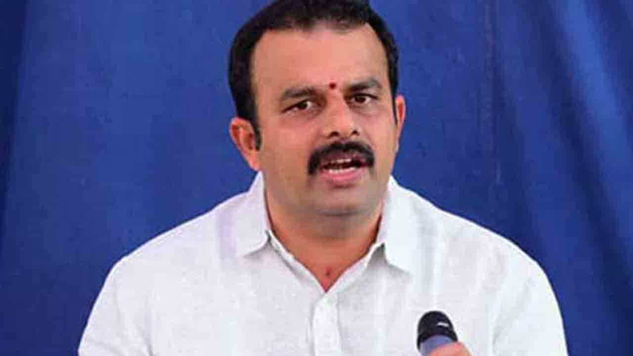 ವ್ಯಕ್ತಿಗತ ಟೀಕೆ ವಿಚಾರದಲ್ಲಿ ಯಾರೂ ಎಲ್ಲೆ ಮೀರಬಾರದು, ಈ ವಿಚಾರದಲ್ಲಿ ನಾನು ಎಚ್ಚರಿಕೆಯಿಂದ ಇದ್ದೇನೆ: ಸಚಿವ ಸುನೀಲ್ ಕುಮಾರ್ ವ್ಯಕ್ತಿಗತ ಟೀಕೆ ವಿಚಾರದಲ್ಲಿ ಯಾರೂ ಎಲ್ಲೆ ಮೀರಬಾರದು, ಈ ವಿಚಾರದಲ್ಲಿ ನಾನು ಎಚ್ಚರಿಕೆಯಿಂದ ಇದ್ದೇನೆ: ಸಚಿವ ಸುನೀಲ್ ಕುಮಾರ್