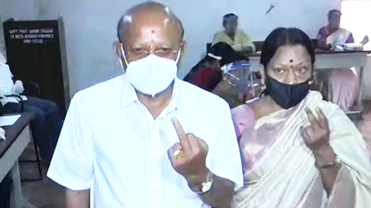 ಟೆಂಪಲ್ ರನ್ ಬಳಿಕ ಮತ ಚಲಾಯಿಸಿದ ಕಾಂಗ್ರೆಸ್ ಅಭ್ಯರ್ಥಿ ಟಿ.ಬಿ.ಜಯಚಂದ್ರ ಟೆಂಪಲ್ ರನ್ ಬಳಿಕ ಮತ ಚಲಾಯಿಸಿದ ಕಾಂಗ್ರೆಸ್ ಅಭ್ಯರ್ಥಿ ಟಿ.ಬಿ.ಜಯಚಂದ್ರ