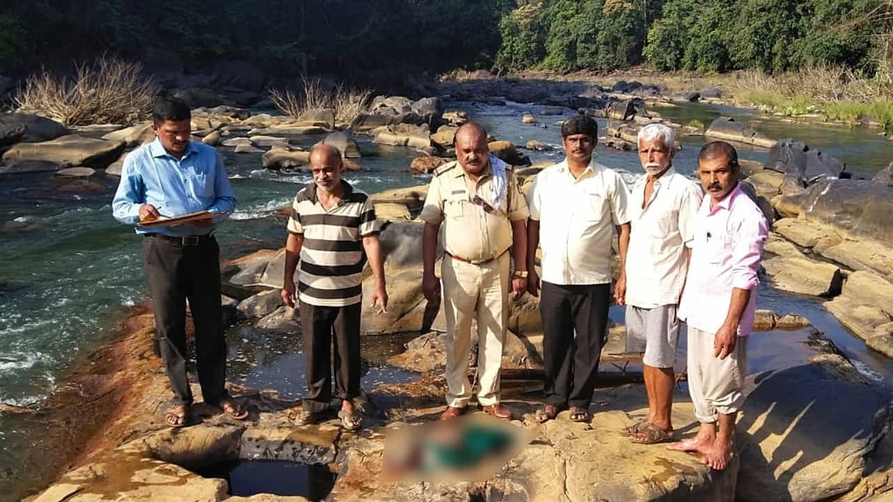 ಯಲ್ಲಾಪುರದ ಗಣೇಶ್ ಪಾಲ್ ಹೊಳೆಯಲ್ಲಿ 11 ತಿಂಗಳ ಮಗು ಸೇರಿ ಮೂವರ ಶವ ಪತ್ತೆ.. ಯಲ್ಲಾಪುರದ ಗಣೇಶ್ ಪಾಲ್ ಹೊಳೆಯಲ್ಲಿ 11 ತಿಂಗಳ ಮಗು ಸೇರಿ ಮೂವರ ಶವ ಪತ್ತೆ..