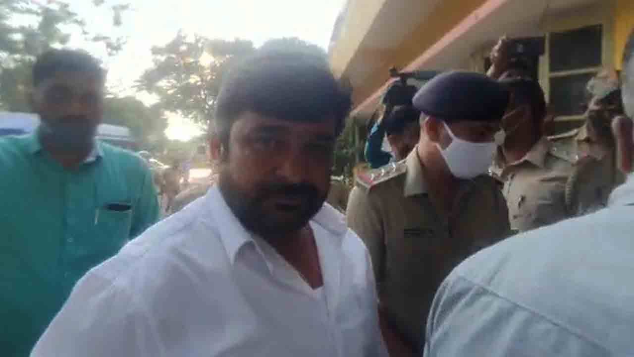 ವಿನಯ್ ಕುಲಕರ್ಣಿಗೆ NO ರಿಲೀಫ್: 3 ದಿನ CBI ಕಸ್ಟಡಿಗೆ ನೀಡಿದ ಕೋರ್ಟ್ ವಿನಯ್ ಕುಲಕರ್ಣಿಗೆ NO ರಿಲೀಫ್: 3 ದಿನ CBI ಕಸ್ಟಡಿಗೆ ನೀಡಿದ ಕೋರ್ಟ್