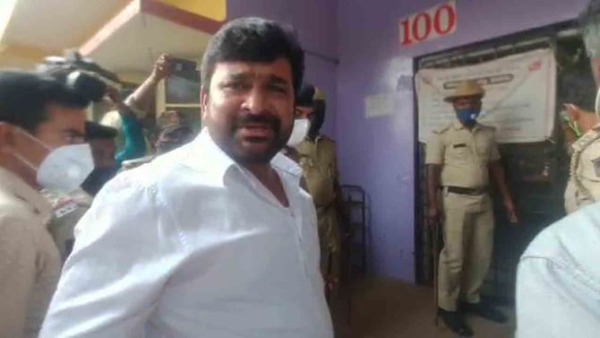 ಇಂದು ಏನಾಗಲಿದೆ ವಿನಯ್ ಕುಲಕರ್ಣಿ ಭವಿಷ್ಯ: ಸಿಬಿಐ ಕಸ್ಟಡಿನಾ.. ನ್ಯಾಯಾಂಗ ಬಂಧನನಾ..? ಇಂದು ಏನಾಗಲಿದೆ ವಿನಯ್ ಕುಲಕರ್ಣಿ ಭವಿಷ್ಯ: ಸಿಬಿಐ ಕಸ್ಟಡಿನಾ.. ನ್ಯಾಯಾಂಗ ಬಂಧನನಾ..?