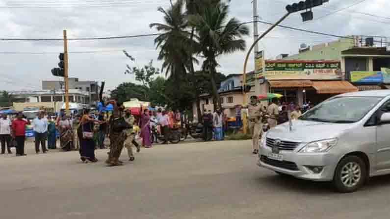 ಮುಖ್ಯಮಂತ್ರಿ ಕಾರಿನ ಎದುರು ಕಪ್ಪು ಬಾವುಟ ಪ್ರದರ್ಶಿಸಿದ ಮಹಿಳೆಯರು: ಪೊಲೀಸ್ ಭದ್ರತೆ ನಡುವೆಯೂ ರಸ್ತೆಗೆ ಓಡಿದರು