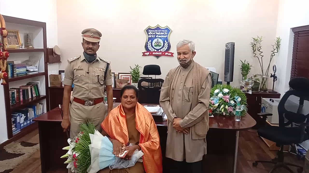 ಮಹಿಳಾ ವಾರಿಯರ್ಗೆ ನಿವೃತ್ತ IPS ಅಜಯ್ ಕುಮಾರ್ ಸಿಂಗ್ ಸನ್ಮಾನ ಮಹಿಳಾ ವಾರಿಯರ್ಗೆ ನಿವೃತ್ತ IPS ಅಜಯ್ ಕುಮಾರ್ ಸಿಂಗ್ ಸನ್ಮಾನ