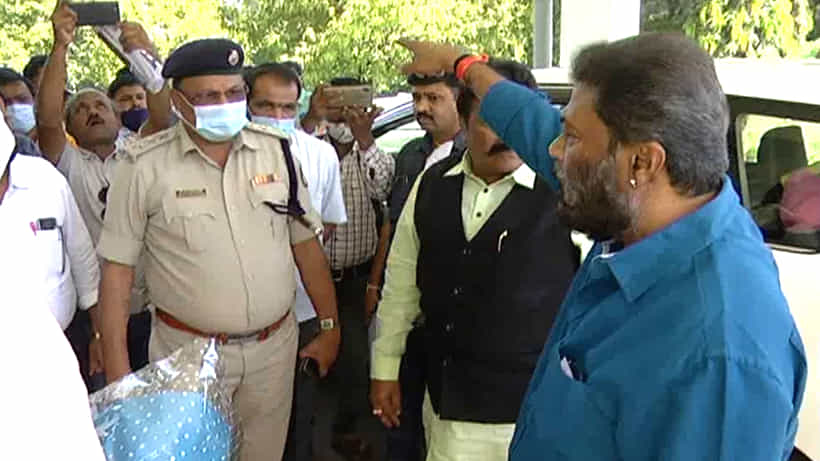 ಇಷ್ಟೊಂದು ಟೈಟ್ ಸೆಕ್ಯೂರಿಟಿ ಅಗತ್ಯವೇನಿತ್ತು? ಪೊಲೀಸರಿಗೆ ಸಚಿವ ಆನಂದ್ ಫುಲ್ ಕ್ಲಾಸ್..