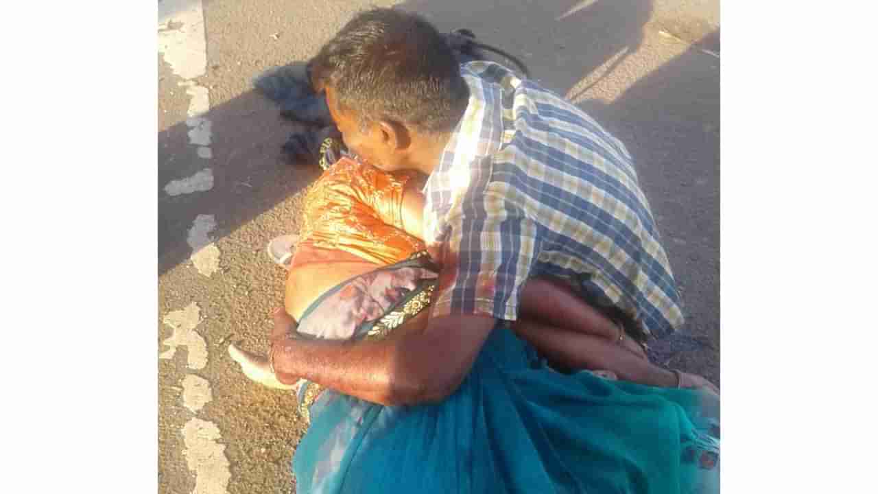 ಮೊಬೈಲ್​ನಲ್ಲಿ ಮಾತ್ನಾಡ್ತಾ ಬೈಕ್ ಚಾಲನೆ, ಹಂಪ್‌ ಜಂಪ್ ಆಗಿ ಹಿಂದಿದ್ದ ಯೋಧನ ಪತ್ನಿ ಸಾವು