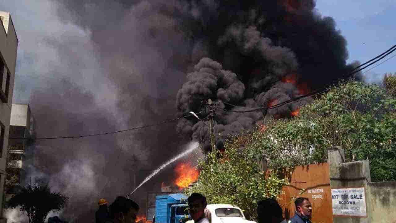 ಕೆಮಿಕಲ್ ತುಂಬಿದ ಬ್ಯಾರೆಲ್ನಲ್ಲಿ ದಿಢೀರ್ ಬೆಂಕಿ: ನಿನ್ನೆ ಹೊತ್ತಿದ ಬೆಂಕಿ ಇನ್ನೂ ನಂದಿಲ್ಲ.. ಅಗ್ನಿಶಾಮಕದಳ ಸಿಬ್ಬಂದಿ ಹರಸಾಹಸ