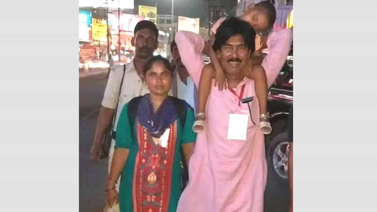 4 ಬಾರಿ MLA ಆದ್ರೂ ಪುಟ್ಟ ಮನೆಯಲ್ಲಿ ವಾಸ್ತವ್ಯ: ಶಾಸಕನ ವೈರಲ್ ಫೋಟೋ ಹಿಂದಿನ ಅಸಲಿಯತ್ತು ಏನು? 4 ಬಾರಿ MLA ಆದ್ರೂ ಪುಟ್ಟ ಮನೆಯಲ್ಲಿ ವಾಸ್ತವ್ಯ: ಶಾಸಕನ ವೈರಲ್ ಫೋಟೋ ಹಿಂದಿನ ಅಸಲಿಯತ್ತು ಏನು?