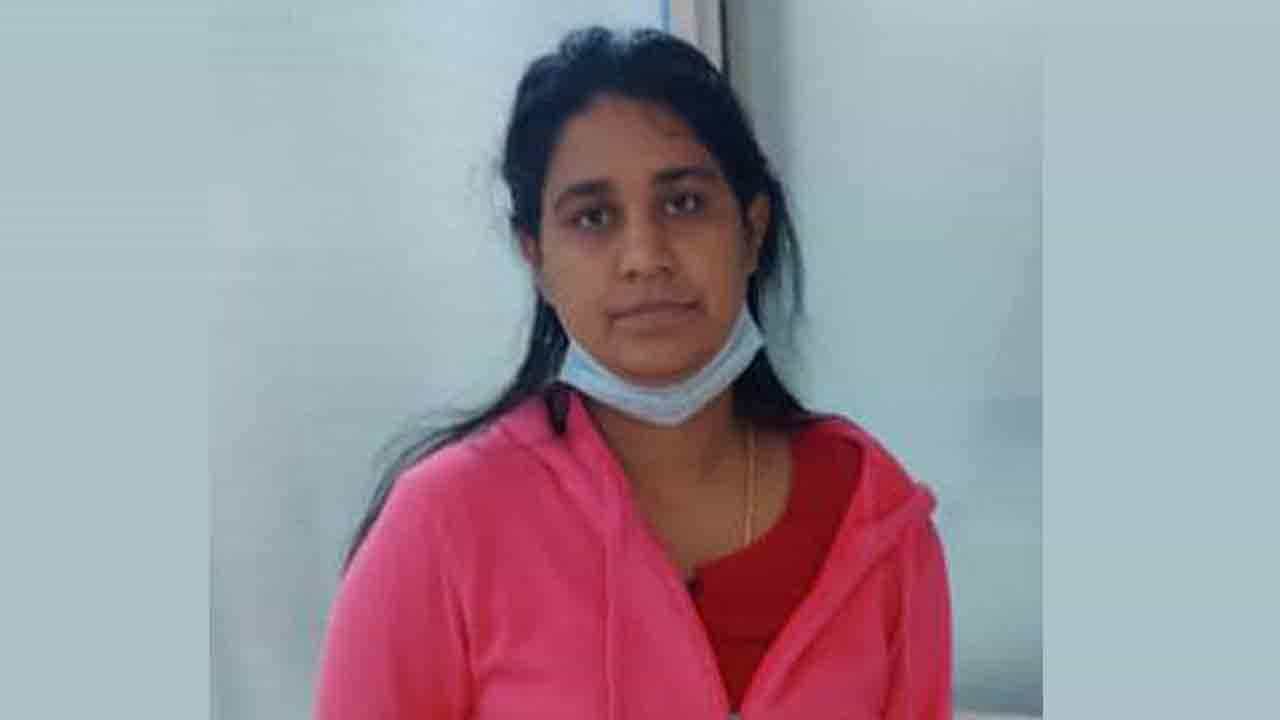 ದಿಢೀರ್ ಹಳೇ ಪ್ರಿಯಕರನ ಹೆಸರಲ್ಲಿ ಬಂದಿತ್ತು ಕಾಲ್.. ಇದನ್ನು ನಂಬಿದ ಗೃಹಿಣಿಯ ಕತೆ ಏನಾಯ್ತು ಗೊತ್ತಾ? ದಿಢೀರ್ ಹಳೇ ಪ್ರಿಯಕರನ ಹೆಸರಲ್ಲಿ ಬಂದಿತ್ತು ಕಾಲ್.. ಇದನ್ನು ನಂಬಿದ ಗೃಹಿಣಿಯ ಕತೆ ಏನಾಯ್ತು ಗೊತ್ತಾ?