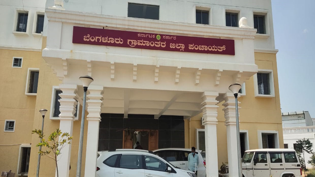 ಜಿಲ್ಲಾ ಪಂಚಾಯ್ತಿಯಲ್ಲಿ ಇದ್ದು ಇಲ್ಲದಂತಾದ ಸಿಸಿ ಕ್ಯಾಮರಾ: ಕಚೇರಿ ಸಿಬ್ಬಂದಿ ಮೇಲೆಯೇ ಅನುಮಾನ ಜಿಲ್ಲಾ ಪಂಚಾಯ್ತಿಯಲ್ಲಿ ಇದ್ದು ಇಲ್ಲದಂತಾದ ಸಿಸಿ ಕ್ಯಾಮರಾ: ಕಚೇರಿ ಸಿಬ್ಬಂದಿ ಮೇಲೆಯೇ ಅನುಮಾನ