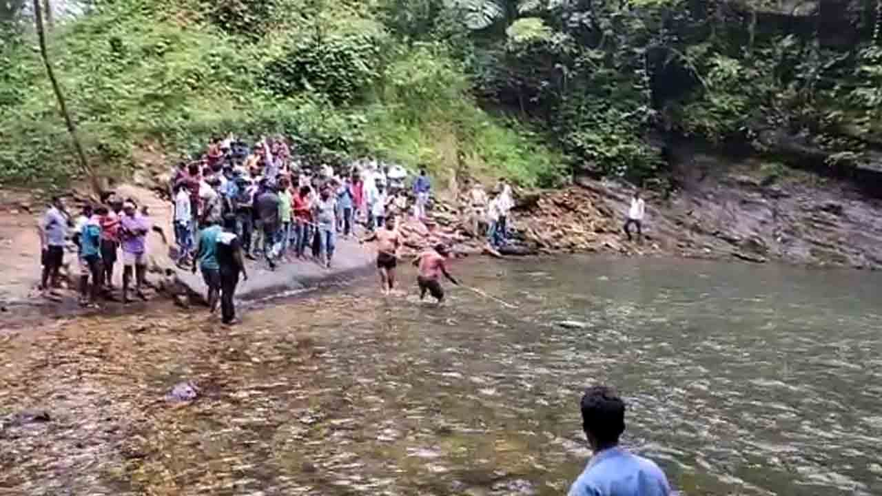 ಸಿರಿಮನೆ ಜಲಪಾತದಲ್ಲಿ ಮುಳುಗಿ ಯುವಕ ಸಾವು, ಮುಗಿಲು ಮುಟ್ಟಿದ ಪೋಷಕರ ಆಕ್ರಂದನ ಸಿರಿಮನೆ ಜಲಪಾತದಲ್ಲಿ ಮುಳುಗಿ ಯುವಕ ಸಾವು, ಮುಗಿಲು ಮುಟ್ಟಿದ ಪೋಷಕರ ಆಕ್ರಂದನ