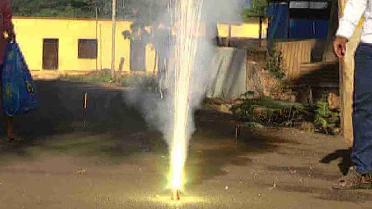 ಹಚ್ಚಿದ್ದ ಹೂವಿನಕುಂಡ ನೋಡಲು ಹೋದ ಬಾಲಕನಿಗೆ ಗಾಯ, ಆಸ್ಪತ್ರೆಗೆ ದಾಖಲಿಸಲು ಪೋಷಕರ ಪರದಾಟ