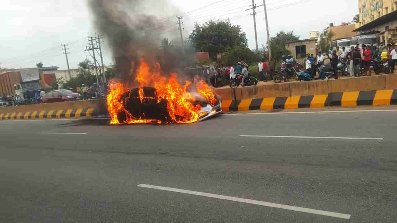 ನೋಡ ನೋಡುತ್ತಿದ್ದಂತೆ ಧಗಧಗನೆ ಹೊತ್ತಿ ಉರಿದ ‘ಜಾಗ್ವಾರ್’ ಕಾರು, ಎಲ್ಲಿ?