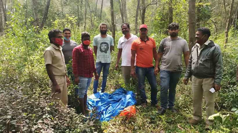 ನಾಯಿ ದಾಳಿಯಿಂದ ಜಿಂಕೆ ರಕ್ಷಿಸಿ, ಚಿಕಿತ್ಸೆ ಕೊಡಿಸಿ ಕಾಡಿಗೆ ಬಿಟ್ರು.. ಯುವಕರ ಕೆಲಸಕ್ಕೆ ಸ್ಥಳೀಯರ ಶ್ಲಾಘನೆ