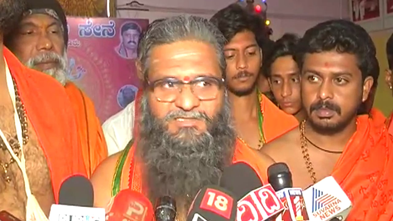 ‘ಸಿಎಂ ಕುರ್ಚಿ ಏರಿದ್ಮೇಲೆ BSY ಪೂರ್ಣಾವಧಿ ಅಧಿಕಾರ ಮಾಡಿಲ್ಲ; ಇದಕ್ಕೆ ಕಾರಣ.. ದತ್ತಾತ್ರೇಯನ ಶಾಪ’ ‘ಸಿಎಂ ಕುರ್ಚಿ ಏರಿದ್ಮೇಲೆ BSY ಪೂರ್ಣಾವಧಿ ಅಧಿಕಾರ ಮಾಡಿಲ್ಲ; ಇದಕ್ಕೆ ಕಾರಣ.. ದತ್ತಾತ್ರೇಯನ ಶಾಪ’