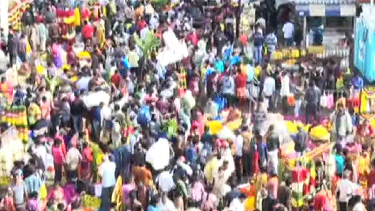 ದೀಪಾವಳಿ ಹಿನ್ನೆಲೆ ಮಾರುಕಟ್ಟೆಯಲ್ಲಿ ಜನ ಜಂಗುಳಿ: ಕೊವಿಡ್ ನಿಯಮ ಉಲ್ಲಂಘನೆ, ಮಾರ್ಷಲ್ಗಳು ನಾಪತ್ತೆ ದೀಪಾವಳಿ ಹಿನ್ನೆಲೆ ಮಾರುಕಟ್ಟೆಯಲ್ಲಿ ಜನ ಜಂಗುಳಿ: ಕೊವಿಡ್ ನಿಯಮ ಉಲ್ಲಂಘನೆ, ಮಾರ್ಷಲ್ಗಳು ನಾಪತ್ತೆ