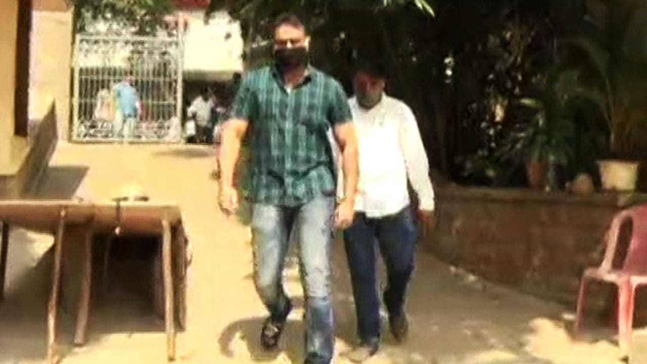 ಮುನಿ ಕುರುಕ್ಷೇತ್ರ: ಮೌಂಟ್ ಕಾರ್ಮೆಲ್ ಮತಗಟ್ಟೆಯಲ್ಲಿ ‘ಸಾರಥಿ’ ದರ್ಶನ್ ಮತದಾನ ಮುನಿ ಕುರುಕ್ಷೇತ್ರ: ಮೌಂಟ್ ಕಾರ್ಮೆಲ್ ಮತಗಟ್ಟೆಯಲ್ಲಿ ‘ಸಾರಥಿ’ ದರ್ಶನ್ ಮತದಾನ