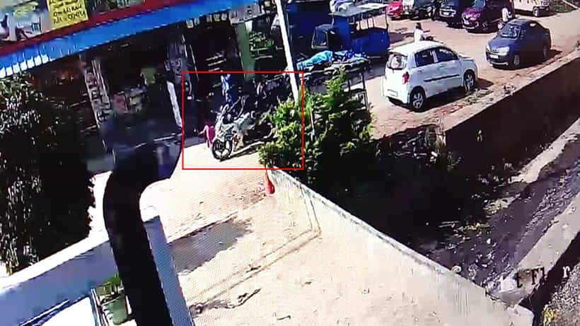 ರಸ್ತೆ ದಾಟುವಾಗ ಬೈಕ್ ಡಿಕ್ಕಿ, ಬಾಲಕಿ ಬಲಿ: ಸಿಸಿಟಿವಿಯಲ್ಲಿ ಭೀಕರ ದೃಶ್ಯ ಸೆರೆ