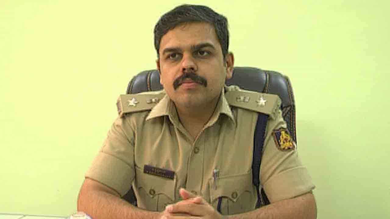‘ಖಾಕಿ’ ಜೂಜಾಟ ಪ್ರಕರಣ: ನಾಲ್ವರು ಕಾನ್ಸ್ಟೇಬಲ್ಗಳು ಅಮಾನತು ‘ಖಾಕಿ’ ಜೂಜಾಟ ಪ್ರಕರಣ: ನಾಲ್ವರು ಕಾನ್ಸ್ಟೇಬಲ್ಗಳು ಅಮಾನತು