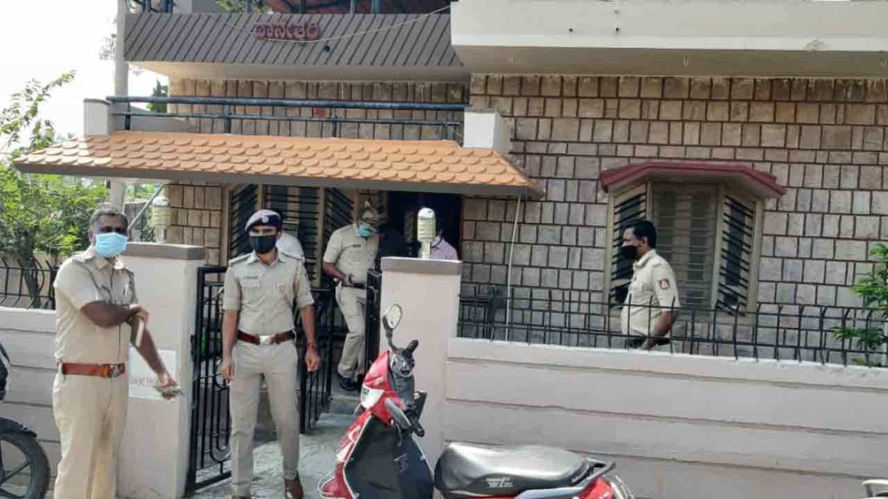 ಮಾಜಿ ಸಚಿವೆ ಉಮಾಶ್ರೀ ಮನೆಯಲ್ಲಿ ಕಳ್ಳತನ, ಏನೇನ್ ಹೋಯ್ತು? ಮಾಜಿ ಸಚಿವೆ ಉಮಾಶ್ರೀ ಮನೆಯಲ್ಲಿ ಕಳ್ಳತನ, ಏನೇನ್ ಹೋಯ್ತು?