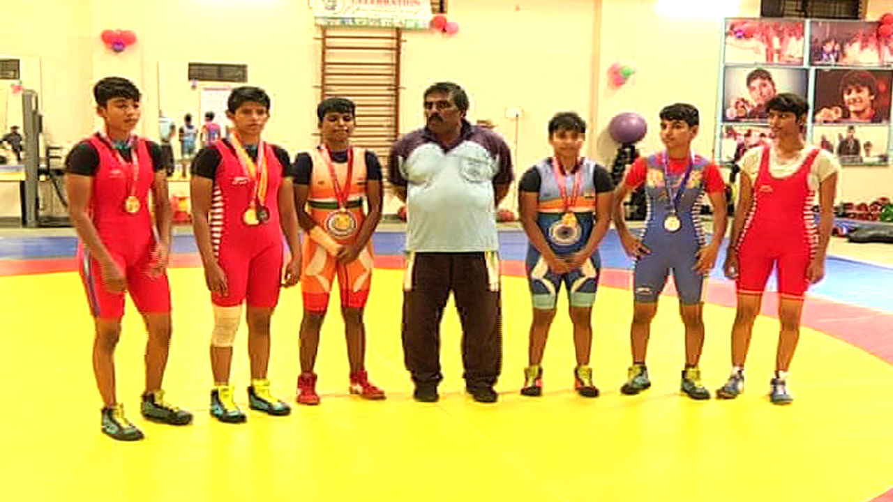 ಗದಗ ದಂಗಲ್ ಹುಡುಗಿಯರು ಅಂದ್ರೆ ಎದುರಾಳಿಗಳಿಗೆ ನಡುಕ! ಏನಿವರ ಸಾಧನೆ? ಗದಗ ದಂಗಲ್ ಹುಡುಗಿಯರು ಅಂದ್ರೆ ಎದುರಾಳಿಗಳಿಗೆ ನಡುಕ! ಏನಿವರ ಸಾಧನೆ?