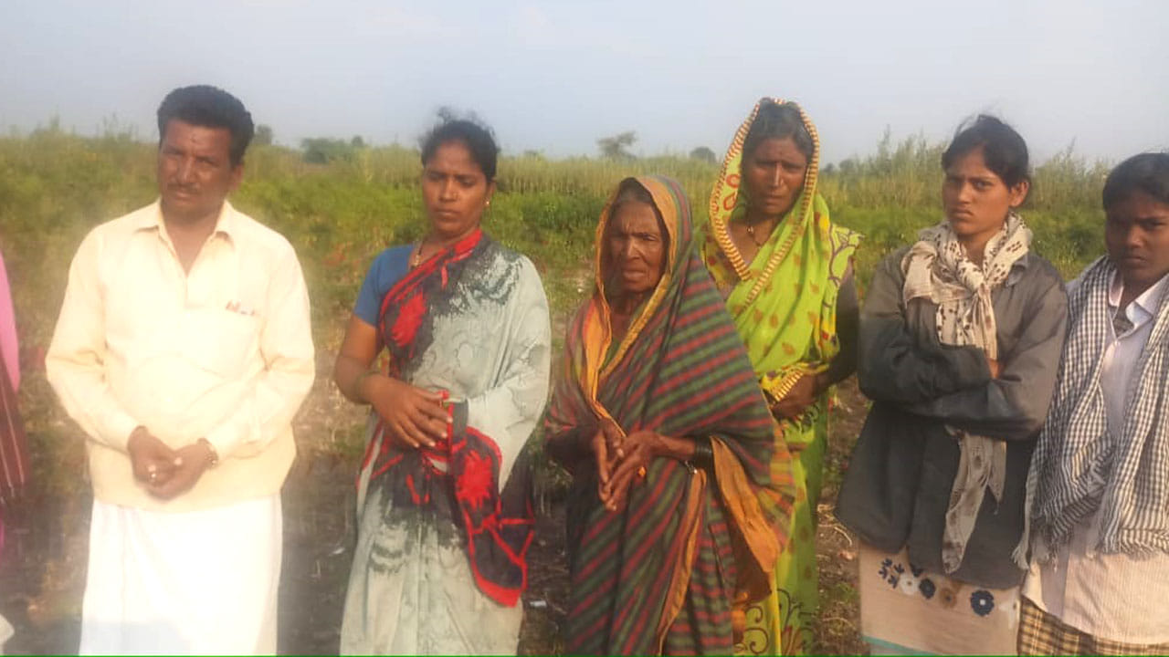 ಟ್ರ್ಯಾಕ್ಟರ್ ಹರಿಸಿ ಈರುಳ್ಳಿ-ಮೆಣಸಿನಕಾಯಿ ಬೆಳೆ ನಾಶ ಮಾಡಿದ ದುಷ್ಕರ್ಮಿಗಳು, ರೈತ ಕಂಗಾಲು ಟ್ರ್ಯಾಕ್ಟರ್ ಹರಿಸಿ ಈರುಳ್ಳಿ-ಮೆಣಸಿನಕಾಯಿ ಬೆಳೆ ನಾಶ ಮಾಡಿದ ದುಷ್ಕರ್ಮಿಗಳು, ರೈತ ಕಂಗಾಲು