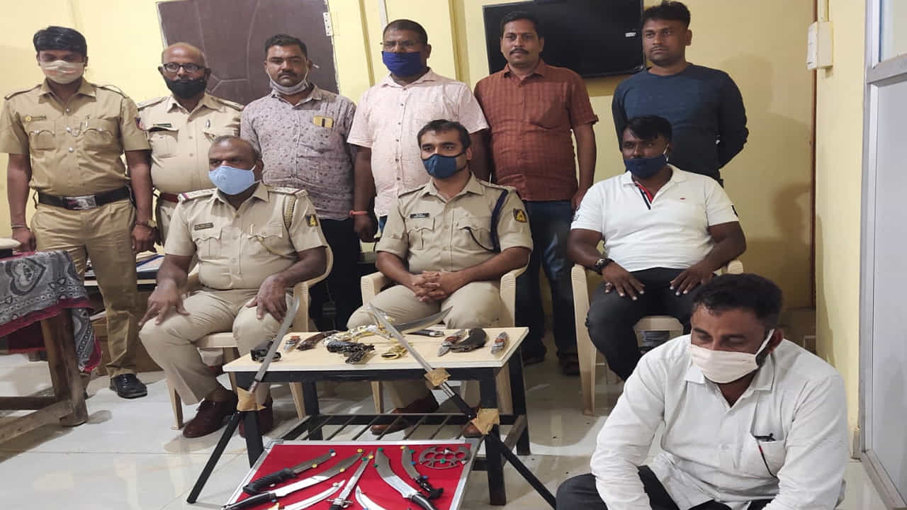 ಕಲಬುರಗಿಯಲ್ಲಿ ಅಕ್ರಮ ಮಾರಾಕಾಸ್ತ್ರಗಳ ಮಾರಾಟಕ್ಕೆ ಮುಂಬೈ ಲಿಂಕ್ | Sharp weapons smuggler held in Kalaburagi, shrapnel seized