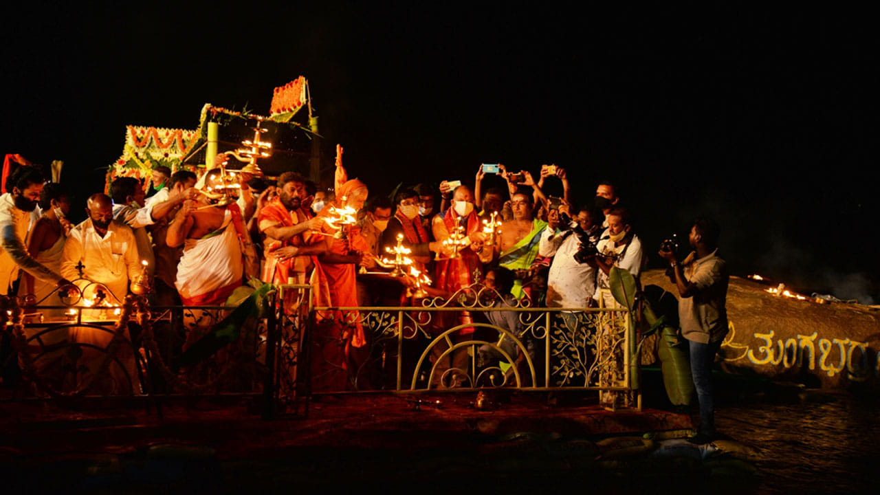 ಹಂಪಿಯಲ್ಲಿ ವೈಭವದ ಆರತಿ ಮಹೋತ್ಸವ: ಶ್ರೀ ಕೃಷ್ಣದೇವರಾಯನ ಒಡ್ಡೋಲಗದಂತೆ ಭಾಸವಾಗ್ತಿತ್ತು! ಹಂಪಿಯಲ್ಲಿ ವೈಭವದ ಆರತಿ ಮಹೋತ್ಸವ: ಶ್ರೀ ಕೃಷ್ಣದೇವರಾಯನ ಒಡ್ಡೋಲಗದಂತೆ ಭಾಸವಾಗ್ತಿತ್ತು!