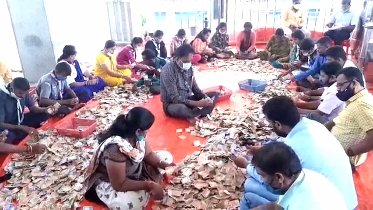 12 ದಿನಗಳ ಹಾಸನಾಂಬೆ ದರ್ಶನೋತ್ಸವ: ಕಾಣಿಕೆಯಾಗಿ ಹರಿದುಬಂದ ಹಣವೆಷ್ಟು ಗೊತ್ತಾ? 12 ದಿನಗಳ ಹಾಸನಾಂಬೆ ದರ್ಶನೋತ್ಸವ: ಕಾಣಿಕೆಯಾಗಿ ಹರಿದುಬಂದ ಹಣವೆಷ್ಟು ಗೊತ್ತಾ?