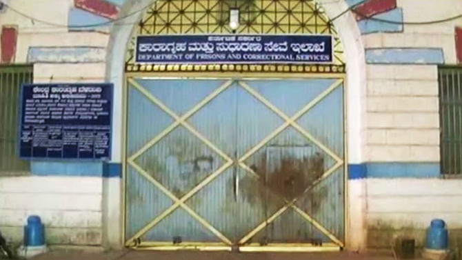 ಜೈಲಿನಲ್ಲಿ ಸೊಳ್ಳೆ ಕಾಟ ತಾಳಲಾರದೆ ಒದ್ದಾಡಿದ ಮಾಜಿ ಮಿನಿಸ್ಟರ್, ರಾತ್ರಿ ಇಡೀ ನಿದ್ದೆ ಇಲ್ಲವಂತೆ ಜೈಲಿನಲ್ಲಿ ಸೊಳ್ಳೆ ಕಾಟ ತಾಳಲಾರದೆ ಒದ್ದಾಡಿದ ಮಾಜಿ ಮಿನಿಸ್ಟರ್, ರಾತ್ರಿ ಇಡೀ ನಿದ್ದೆ ಇಲ್ಲವಂತೆ