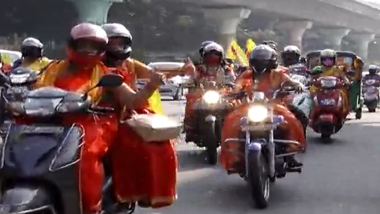 ಇಳಕಲ್ ಸೀರೆ, ಪೇಟ ತೊಟ್ಟು ಮಹಿಳಾ ಮಣಿಗಳಿಂದ ಬೈಕ್ ಱಲಿ, ಕನ್ನಡದಲ್ಲಿ ಶುಭ ಕೋರಿದ ಆರ್ಸಿಬಿ ಆಟಗಾರರು!