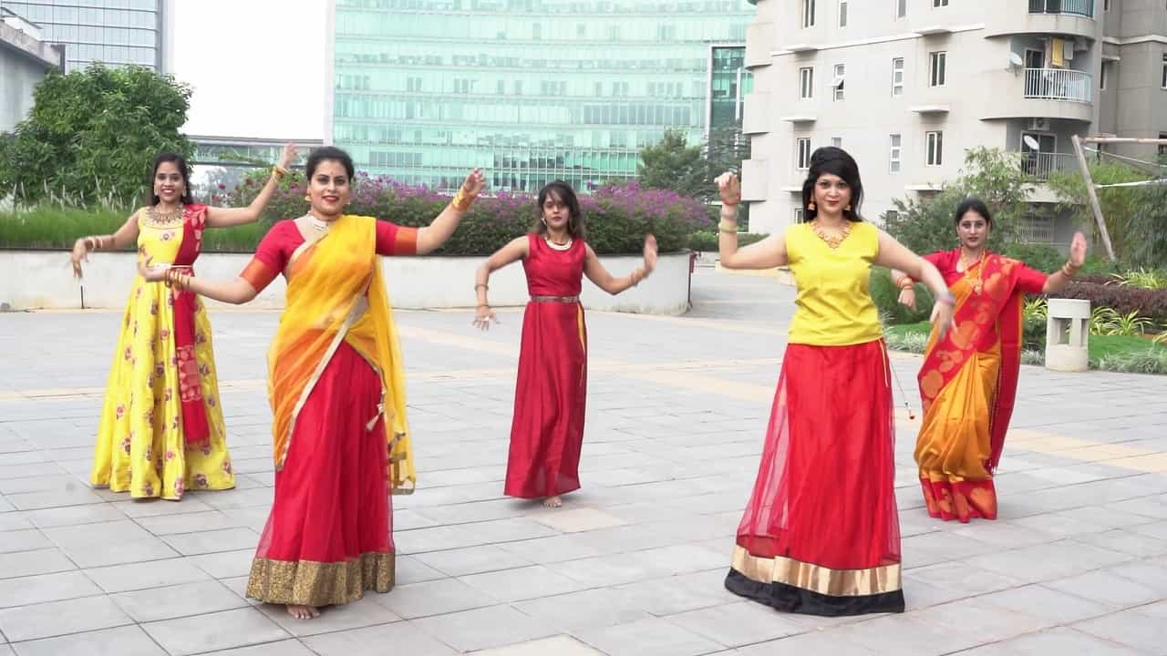 ರಾಜಾಜಿನಗರದಲ್ಲಿ ರಾರಾಜಿಸಿದ ರಾಜ್ಯೋತ್ಸವದ ಸಂಭ್ರಮ, ಕನ್ನಡತಿಯರಿಂದ ಅಮೋಘ ನೃತ್ಯ ಪ್ರದರ್ಶನ