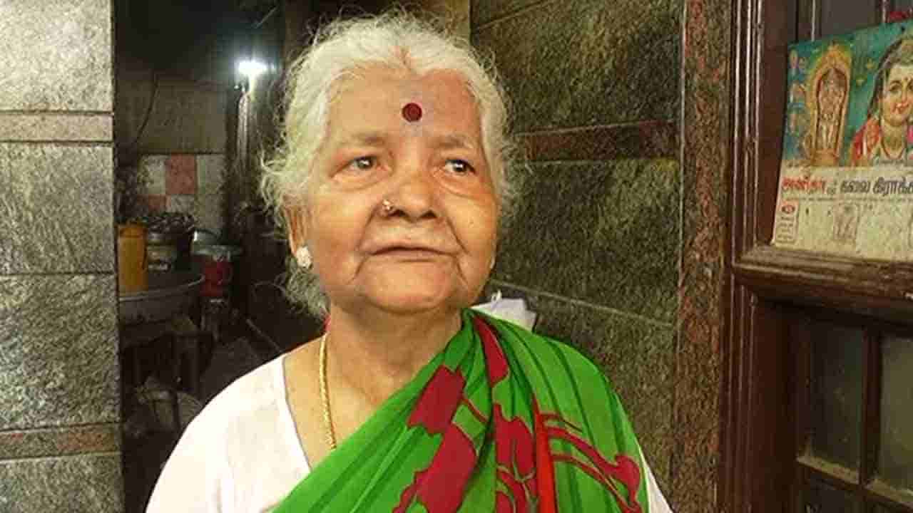 ಒಂದು ರೂಪಾಯಿಗೆ ಇಡ್ಲಿ ಮಾರುತ್ತಾ ಬಡವರ ಪಾಲಿಗೆ ಕೋಲಾರದ ಅನ್ನಪೂರ್ಣೇಶ್ವರಿಯಾಗಿದ್ದಾರೆ ಈ ಅಜ್ಜಿ