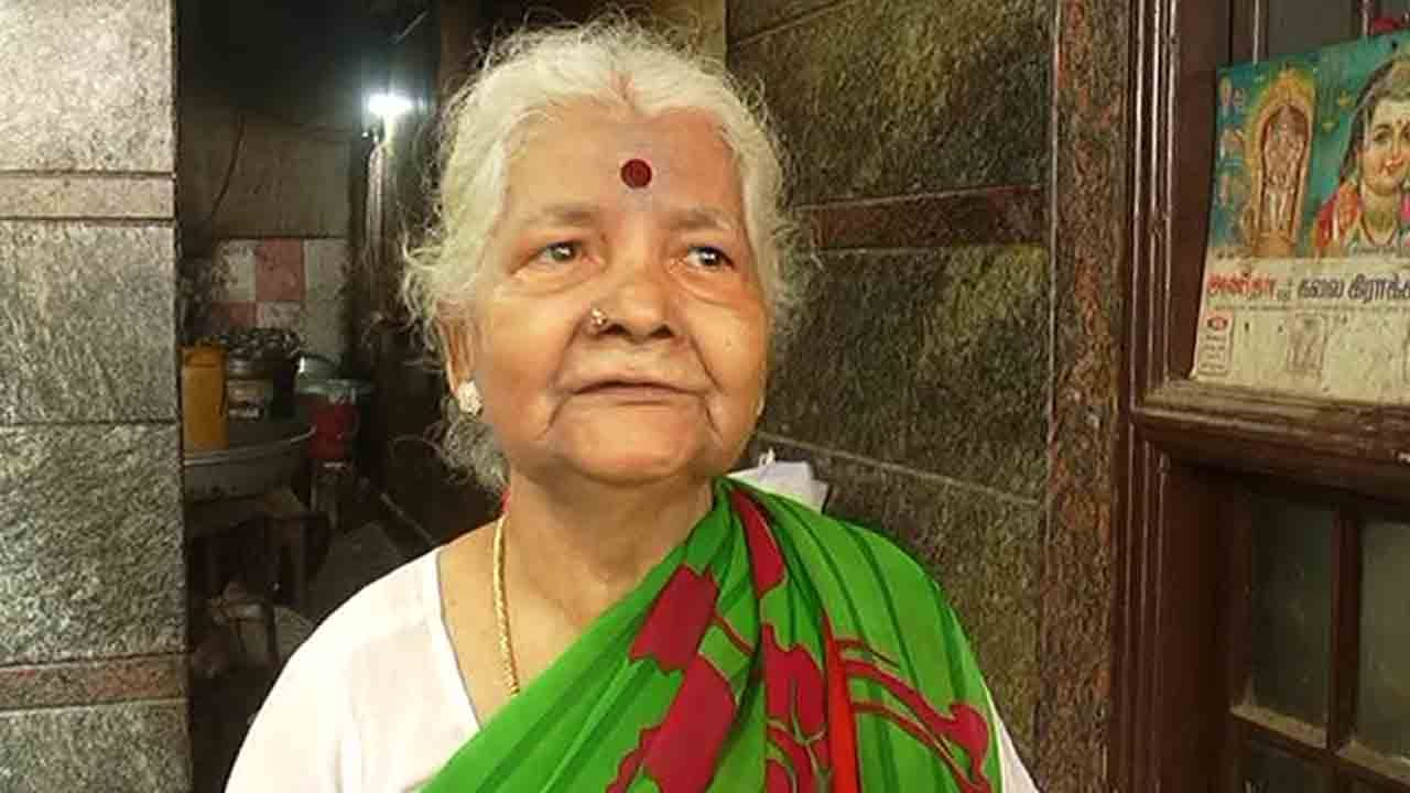 ಒಂದು ರೂಪಾಯಿಗೆ ಇಡ್ಲಿ ಮಾರುತ್ತಾ ಬಡವರ ಪಾಲಿಗೆ ಕೋಲಾರದ ಅನ್ನಪೂರ್ಣೇಶ್ವರಿಯಾಗಿದ್ದಾರೆ ಈ ಅಜ್ಜಿ ಒಂದು ರೂಪಾಯಿಗೆ ಇಡ್ಲಿ ಮಾರುತ್ತಾ ಬಡವರ ಪಾಲಿಗೆ ಕೋಲಾರದ ಅನ್ನಪೂರ್ಣೇಶ್ವರಿಯಾಗಿದ್ದಾರೆ ಈ ಅಜ್ಜಿ