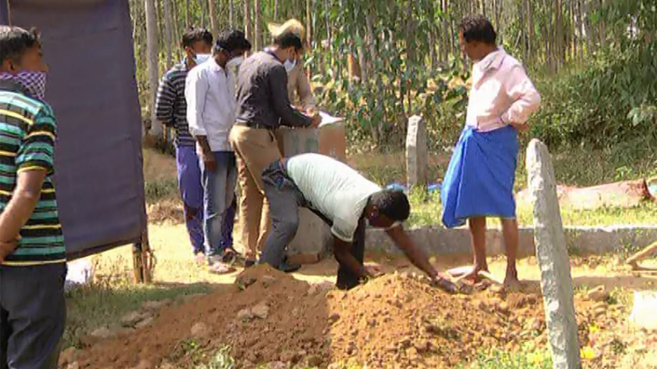 ಕೋಲಾರದ ಈ 14ರ ಫೋರಿ ಸತ್ತಿದ್ದಾದರೂ ಹೇಗೆ? | Mystery shrouds death of a 14-year-old girl in Kolar ಕೋಲಾರದ ಈ 14ರ ಫೋರಿ ಸತ್ತಿದ್ದಾದರೂ ಹೇಗೆ? | Mystery shrouds death of a 14-year-old girl in Kolar