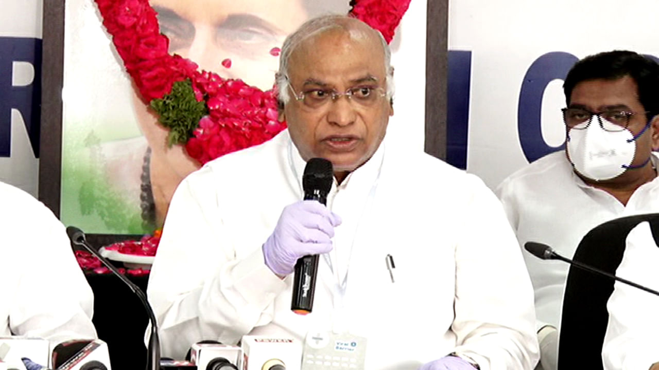 ಸಿದ್ಧಾಂತ ಹಳಿ ತಪ್ಪಿದರೆ ಪಕ್ಷ ಸರ್ವನಾಶವಾಗುತ್ತದೆ: ಮಲ್ಲಿಕಾರ್ಜುನ ಖರ್ಗೆ.. ಸಿದ್ಧಾಂತ ಹಳಿ ತಪ್ಪಿದರೆ ಪಕ್ಷ ಸರ್ವನಾಶವಾಗುತ್ತದೆ: ಮಲ್ಲಿಕಾರ್ಜುನ ಖರ್ಗೆ..