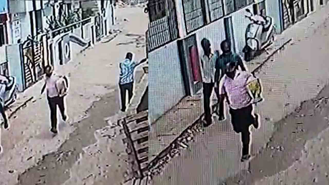 ಬೈಕ್ ಮೇಲೆ ಬ್ಯಾಗ್ನಲ್ಲಿಟ್ಟಿದ್ದ 7 ಲಕ್ಷ ಮಂಗಮಾಯ.. CCTVಯಲ್ಲಿ ಕಳ್ಳನ ಕೃತ್ಯ ಸೆರೆ! ಬೈಕ್ ಮೇಲೆ ಬ್ಯಾಗ್ನಲ್ಲಿಟ್ಟಿದ್ದ 7 ಲಕ್ಷ ಮಂಗಮಾಯ.. CCTVಯಲ್ಲಿ ಕಳ್ಳನ ಕೃತ್ಯ ಸೆರೆ!