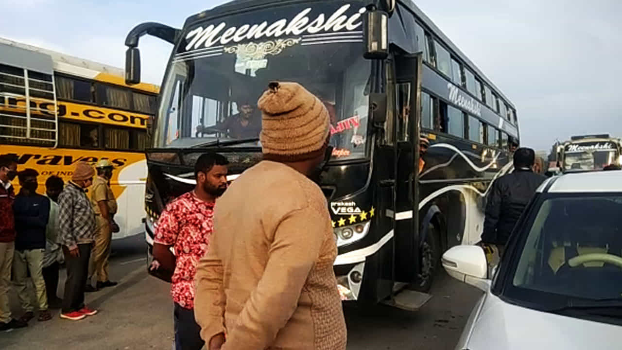 ಪ್ರಯಾಣಿಕರಿದ್ದ ಬಸ್ ಜಪ್ತಿ, ಬಸ್ ನಿಲ್ಲಿಸಿ ಚಾಲಕ-ನಿರ್ವಾಹಕ ಪರಾರಿ ಪ್ರಯಾಣಿಕರಿದ್ದ ಬಸ್ ಜಪ್ತಿ, ಬಸ್ ನಿಲ್ಲಿಸಿ ಚಾಲಕ-ನಿರ್ವಾಹಕ ಪರಾರಿ