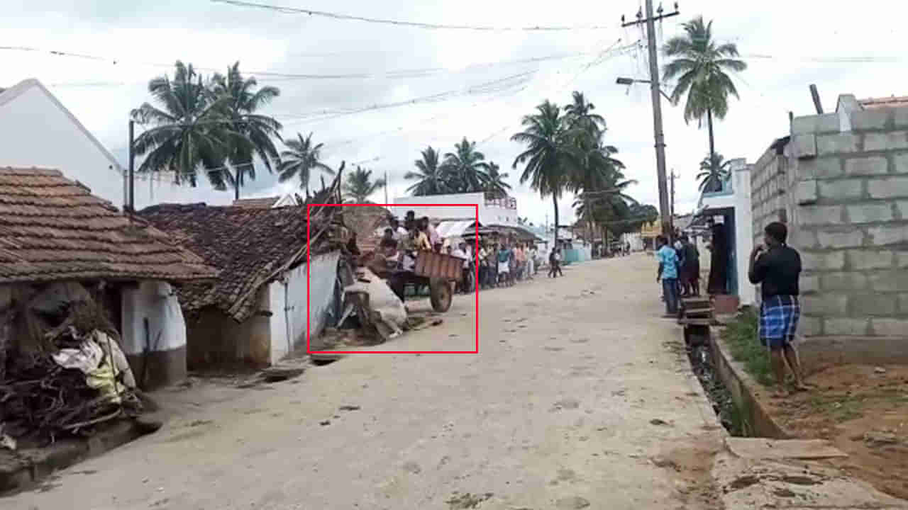 ದೀಪಾವಳಿಯಂದು ಎತ್ತಿನಗಾಡಿ ಓಟ: ಗೆಲ್ಲುವ ಭರದಲ್ಲಿ ಬಂಡಿಯನ್ನು ಮನೆಯೊಳಕ್ಕೆ ನುಗ್ಗಿಸಿದ ಸ್ಪರ್ಧಿ
