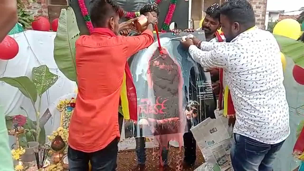 ರಿಲೀಸ್​ಗೂ ಮುನ್ನ.. D ಬಾಸ್ ಫ್ಯಾನ್ಸ್​ಗಳಿಂದ ‘ರಾಬರ್ಟ್’​ ಸಿನಿಮಾ ಪೋಸ್ಟರ್ ಬಿಡುಗಡೆ