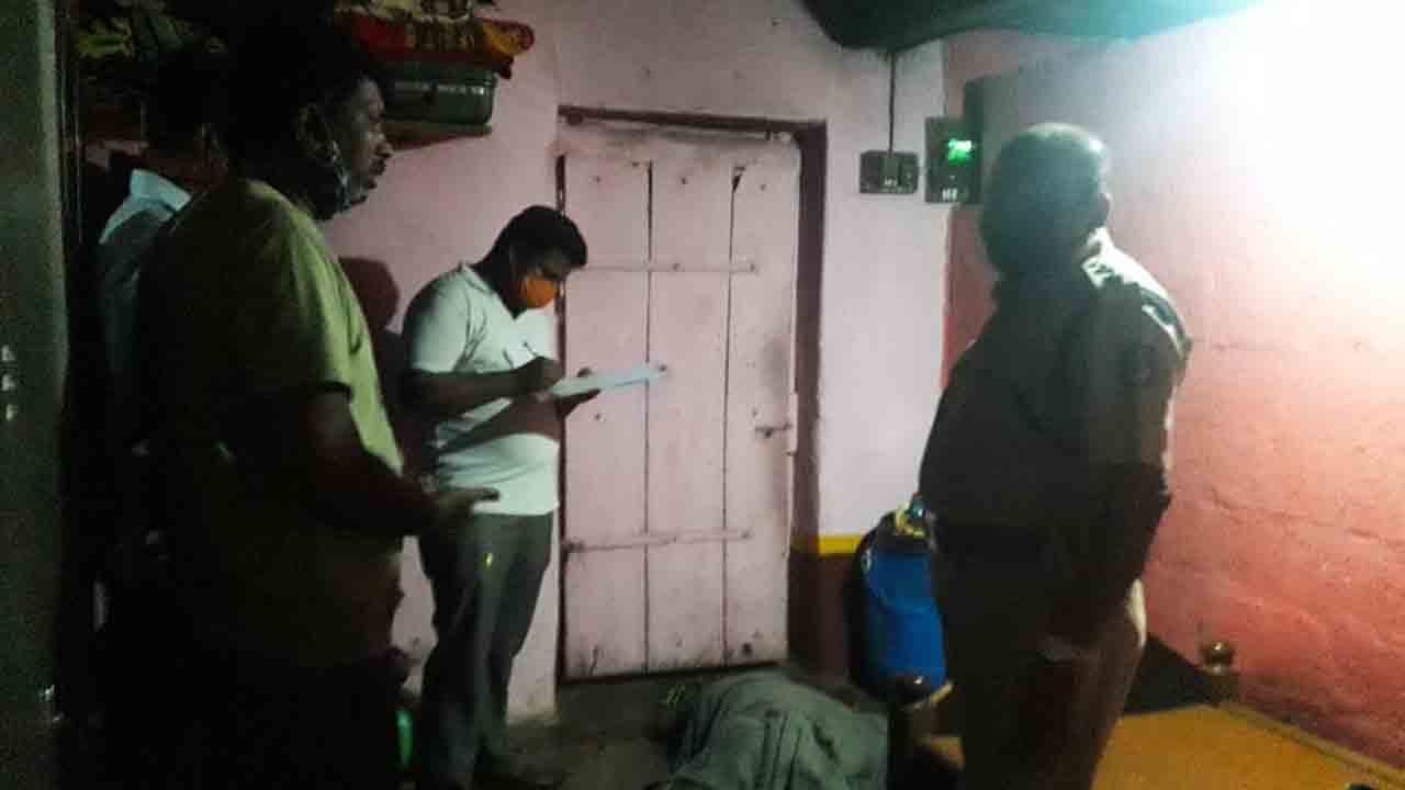 ದೀಪಾವಳಿ ದಿನದಂದೆ ಪತ್ನಿಯನ್ನು ಕೊಂದು ಬೆಂಕಿ ಇಟ್ಟು ಎಸ್ಕೇಪ್ ಆದ ಗ್ರಾಮ ಪಂಚಾಯಿತಿ ಸದಸ್ಯ.. ದೀಪಾವಳಿ ದಿನದಂದೆ ಪತ್ನಿಯನ್ನು ಕೊಂದು ಬೆಂಕಿ ಇಟ್ಟು ಎಸ್ಕೇಪ್ ಆದ ಗ್ರಾಮ ಪಂಚಾಯಿತಿ ಸದಸ್ಯ..