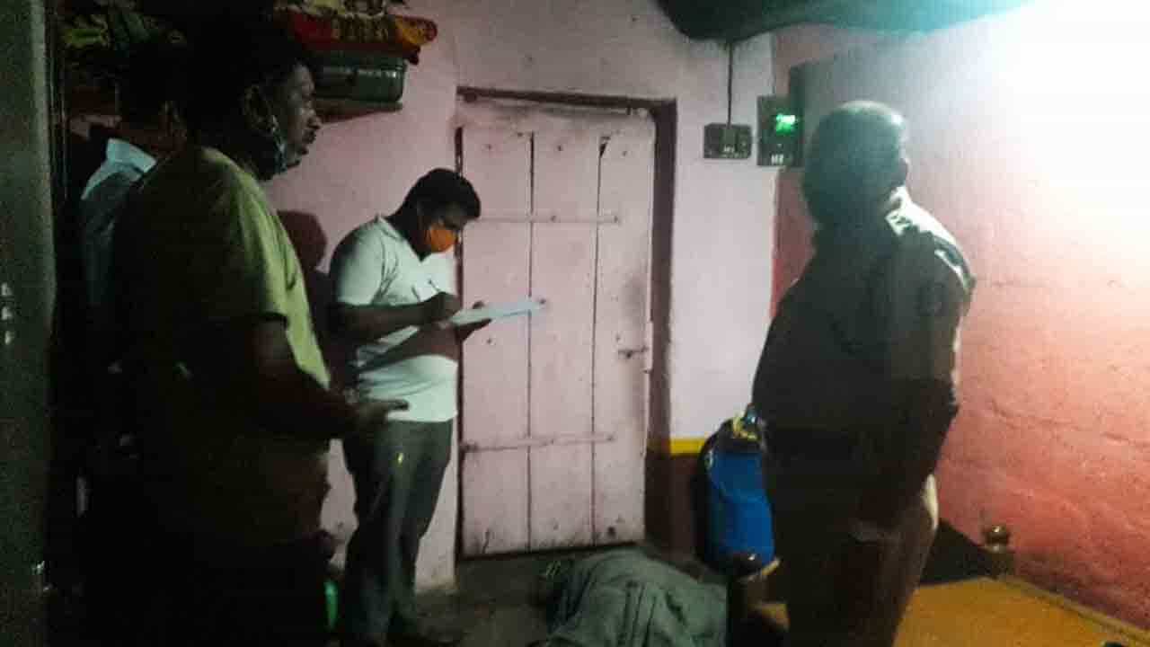 ದೀಪಾವಳಿ ದಿನದಂದೆ ಪತ್ನಿಯನ್ನು ಕೊಂದು ಬೆಂಕಿ ಇಟ್ಟು ಎಸ್ಕೇಪ್ ಆದ ಗ್ರಾಮ ಪಂಚಾಯಿತಿ ಸದಸ್ಯ.. ದೀಪಾವಳಿ ದಿನದಂದೆ ಪತ್ನಿಯನ್ನು ಕೊಂದು ಬೆಂಕಿ ಇಟ್ಟು ಎಸ್ಕೇಪ್ ಆದ ಗ್ರಾಮ ಪಂಚಾಯಿತಿ ಸದಸ್ಯ..