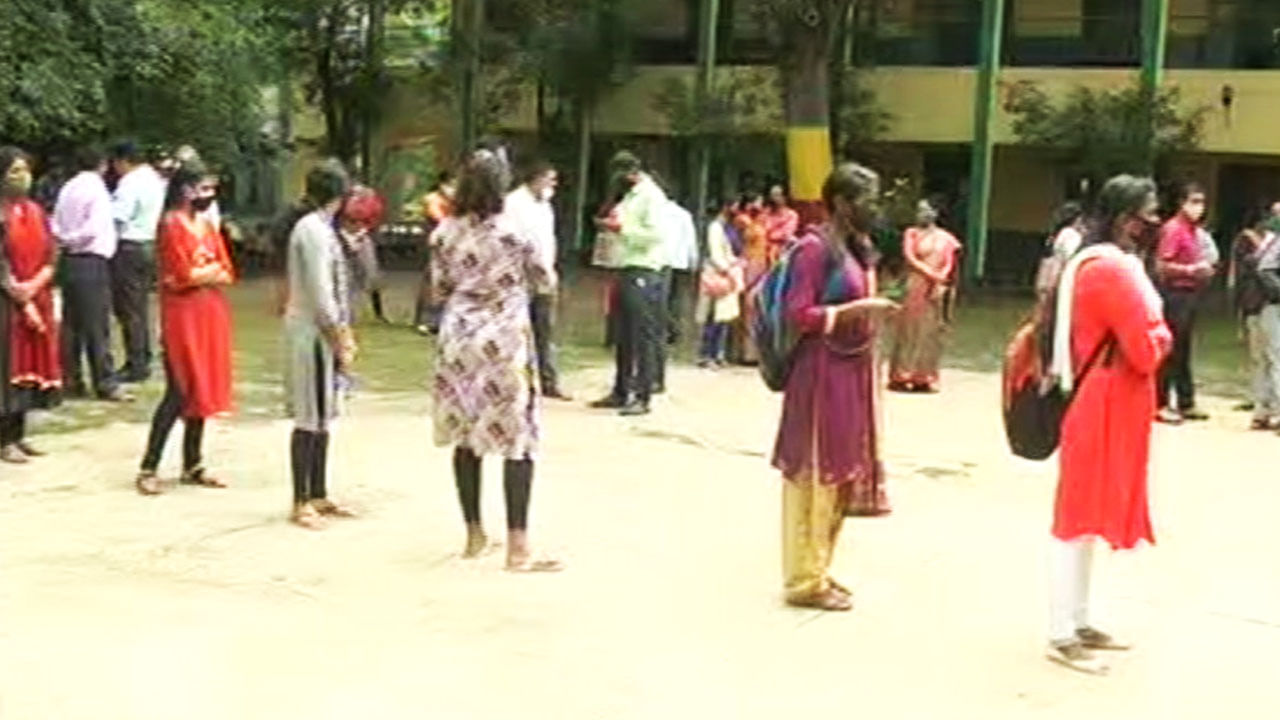 ಸ್ಟುಡೆಂಟ್ಸ್ಗೆ ಕೊರೊನಾ ಟೆಸ್ಟ್ ಕಡ್ಡಾಯ.. ಮಾದರಿಯಾಯ್ತು ಮೈಸೂರು ಮಹಾರಾಣಿ ಕಾಲೇಜು ಸ್ಟುಡೆಂಟ್ಸ್ಗೆ ಕೊರೊನಾ ಟೆಸ್ಟ್ ಕಡ್ಡಾಯ.. ಮಾದರಿಯಾಯ್ತು ಮೈಸೂರು ಮಹಾರಾಣಿ ಕಾಲೇಜು